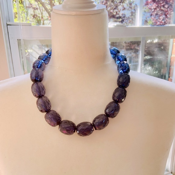 Gorgeous chunky faceted navy blue lucite necklace with lobster clasp closure. - Picture 3 of 3